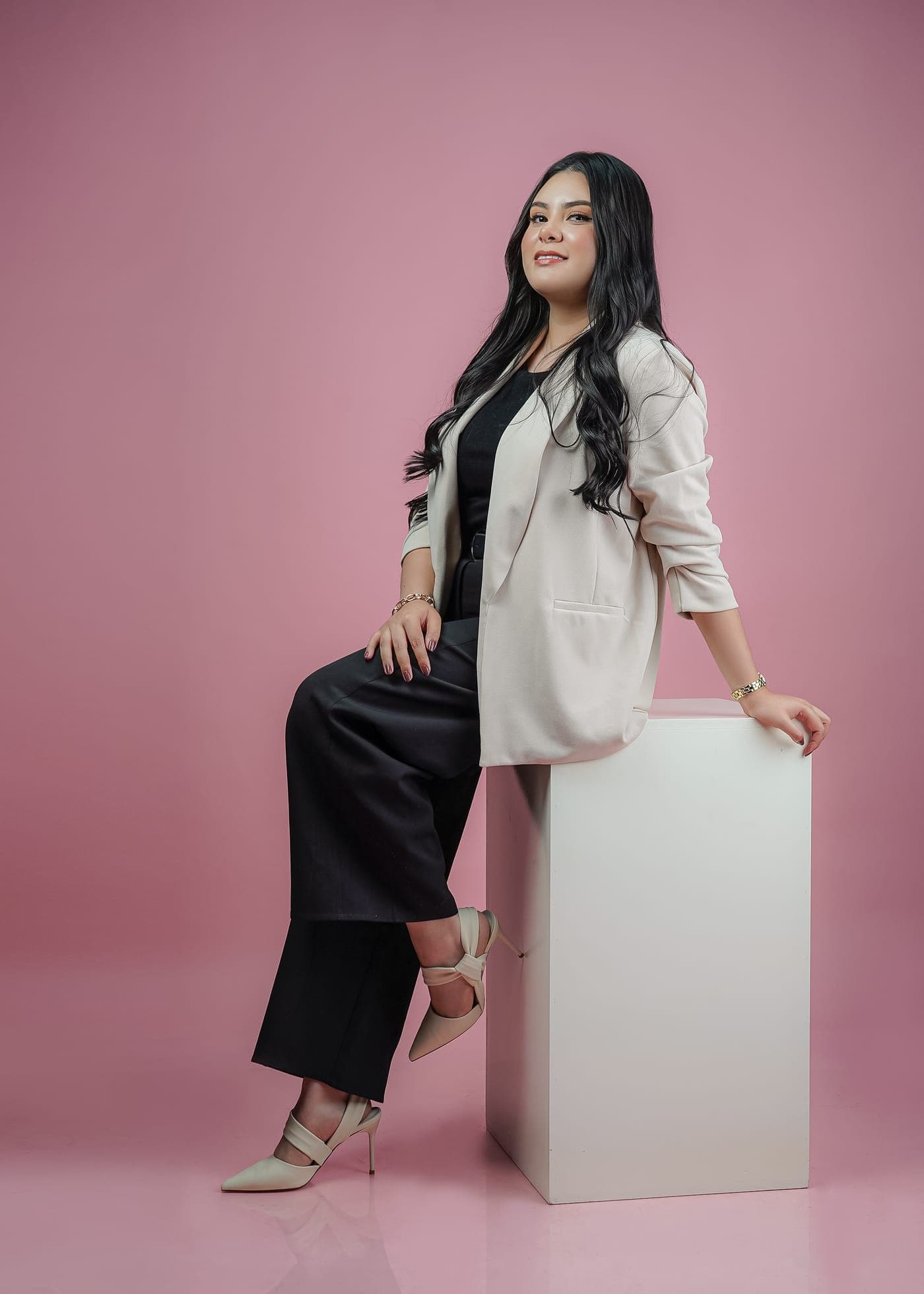 Retrato profesional de Elisa Navarro Arizmendi con blazer beige en sesión de estudio